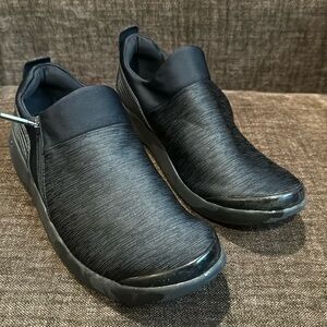 9.5-10w Bzees Axis Sneaker GUC